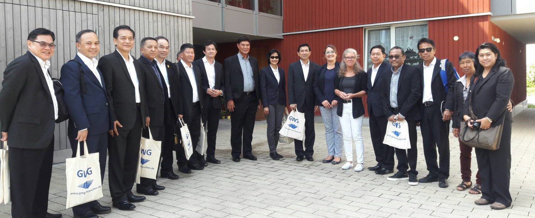 Eine überzeugende Ökobilanz - Modellprojekt in Holzbauweise – auch Delegation aus Thailand besucht die GWG München