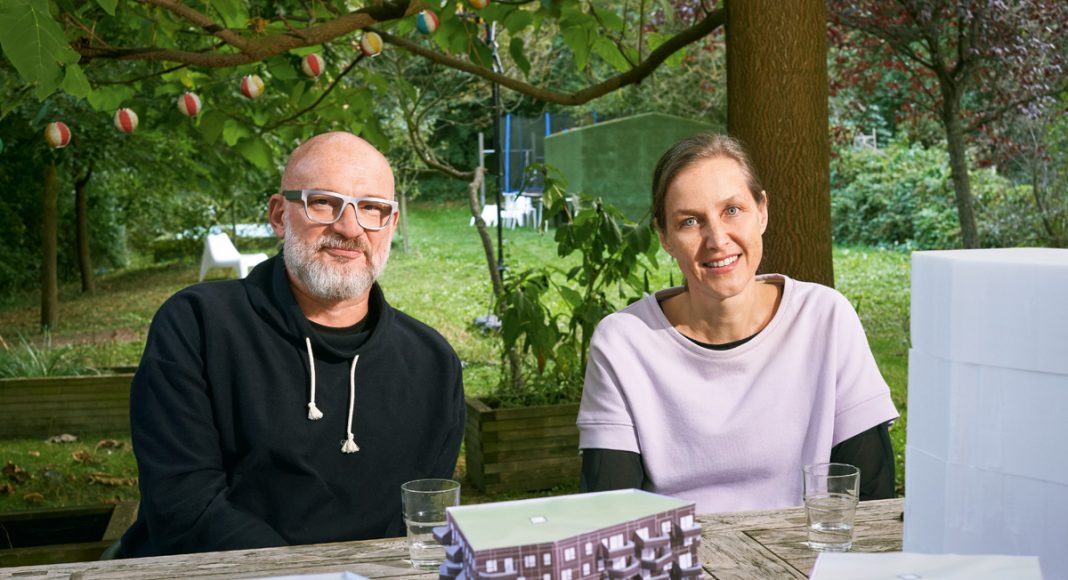 Auch im Garten wird gearbeitet: Christoph Mörkl und Verena Mörkl, Foto: Florian Albert