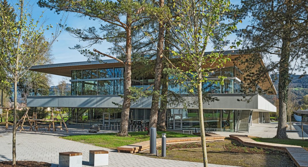 Prototyp Volksschule Anif – hier setzte der Bauträger Salzburg Wohnbau erstmals Recyclingbeton und den klinkerreduzierten Zement CEM II/C ein.