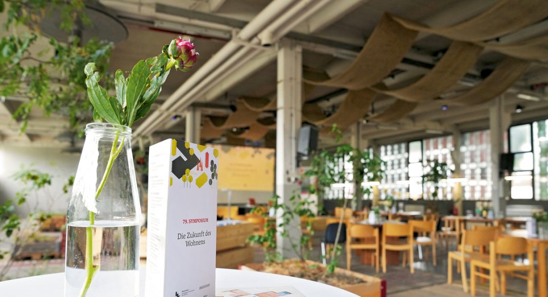 Das 79. Symposium: „Die Zukunft des Wohnens“ widmete sich dem Thema Bestand – die Halle am Nordwestbahnhofareal, Schauplatz der Klima Biennale Wien, bot den passenden Rahmen.
